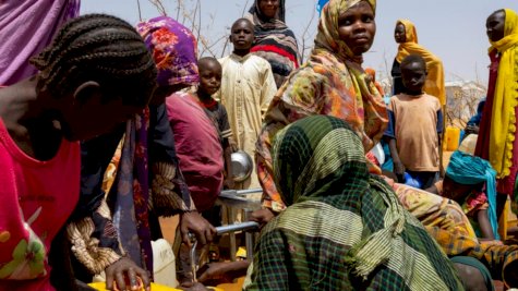 لاجئون سودانيون يتجمعون لملء المياه في مخيم فرشانا للاجئين، في 8 نيسان/أبريل 2024. تشاد تستقبل أكبر عدد من اللاجئين السودانيين، ما يقرب من مليون لاجئ 