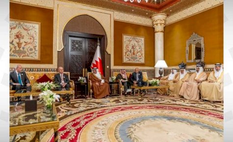 ولي العهد البحريني لدى استقباله وزراء الخارجية العرب 