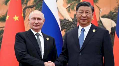 الرئيس الروسي فلاديمير بوتين ونظيره الصيني شي جينبينغ خلال اجتماع في بكين في 18 تشرين الأول (أكتوبر) 2023 