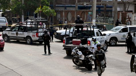 عناصر من الأمن والأدلة الجنائية في موقع العثور على جثث أربعة أشخاص في أكابولكو بجنوب المكسيك في 16 أيار (مايو) 2024 