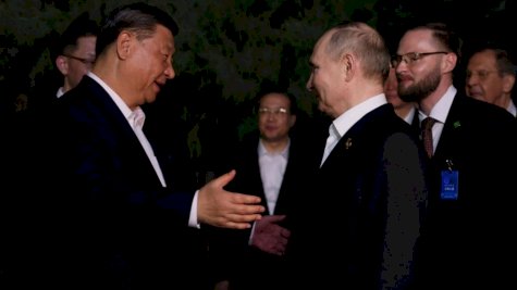 عناق بين الرئيسين الروسي فلاديمير بوتين والصيني شي جينبينغ بعد لقائهما في بكين في 16 أيار (مايو) 2024 في صورة وزعتها وكالة سبوتنيك 