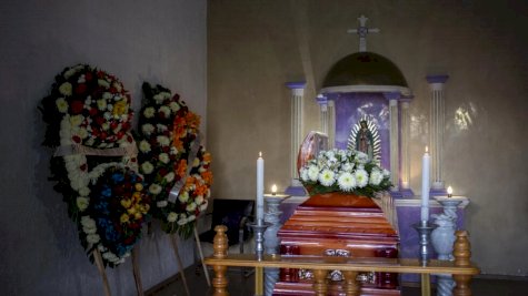 جنازة ارماندو بيريز لونا المرشح لرئاسة بلدية مارافاتيو الذي اغتيل في 27 شباط (فبراير) 2024 غرب المكسيك