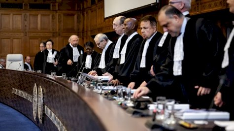 أعضاء المحكمة يقفون خلال اليوم الثاني من جلسة الاستماع في محكمة العدل الدولية في قضية رفعتها نيكاراغوا ضد ألمانيا بشأن مساعداتها العسكرية لإسرائيل في لاهاي، هولندا، في 9 نيسان (أبريل) 2024