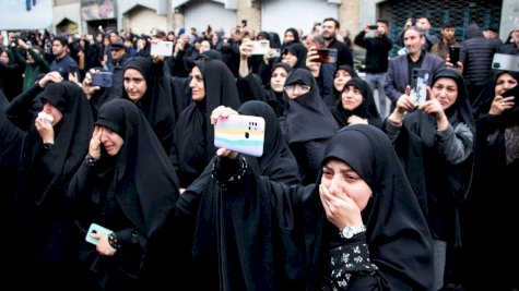 الإيرانيون حول جثمان الرئيس الراحل إبراهيم رئيسي