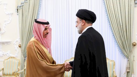 لقاء سابق بين وزير خارجية السعودية الأمير فيصل بن فرحان والرئيس الإيراني إبراهيم رئيسي
