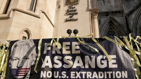 لافتة على واجهة المحكمة العليا البريطانية ضد تسليم أسانج لأميركا 