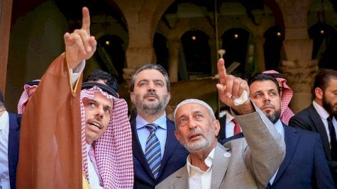 الأمير فيصل بن فرحان (يسار) في زيارة إلى المسجد الأموي في دمشق