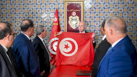 الرئيس التونسي قيس سعيد رافعاً العلم التونسي