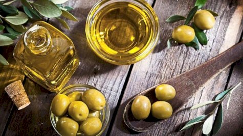 يعد زيت الزيتون عنصراً أساسياً في حمية البحر الأبيض المتوسط