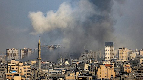 عمود من الدخان فوق مباني غزة في أعقاب غارة جوية إسرائيلية الأحد 12 أيار (مايو) 2024