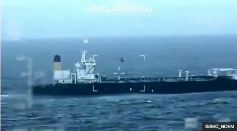 قوات أمريكية تنزل من مروحية بالحبال إلى ناقلة نفط قبالة سواحل فنزويلا. الصورة ليست واضحة. - Reuters