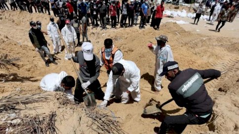 عمال فلسطينيون يستخرجون الجثث في مستشفى ناصر