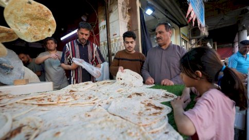 عدد من الأشخاص يشترون الخبز. - Getty Images