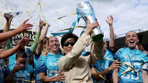 ميشيل كانغ تحمل كأس - Getty Images