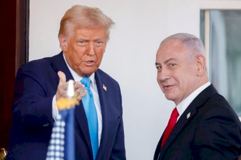 الرئيس الأميركي دونالد ترامب يستقبل رئيس الوزراء الإسرائيلي بنيامين نتنياهو، خلال حفل استقبال خارج الجناح الغربي للبيت الأبيض في واشنطن العاصمة، الولايات المتحدة، يوم الثلاثاء، 4 فبراير/شباط 2025. - Getty Images