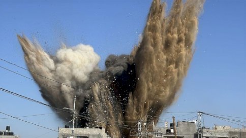 تصاعد الدخان والغبار بعد استهداف الجيش الإسرائيلي مبنى في مخيم النصيرات للاجئين في دير البلح، غزة، في 4 يوليو/تموز 2025 - Getty Images
