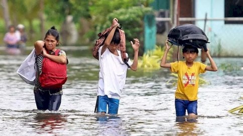 إجلاء سكان في جزيرة مينداناو قبل وصول الإعصار - AFP via Getty Images