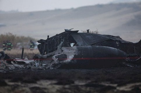 حطامٌ يُرى في موقع تحطم طائرة الشحن العسكرية التركية من طراز C-130 في منطقة سيغناغي على الحدود الجورجية الأذربيجانية في 12 نوفمبر/تشرين الثاني 2025. - GIORGI ARJEVANIDZE/AFP via Getty Images