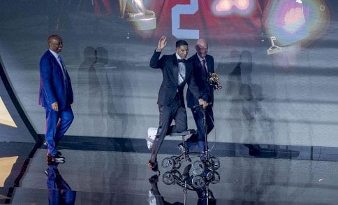 لاعب باريس سان جيرمان المغربي أشرف حكيمي (وسط) يتسلم جائزة أفضل لاعب أفريقي خلال حفل توزيع جوائز الاتحاد الأفريقي لكرة القدم (كاف) - Getty Images