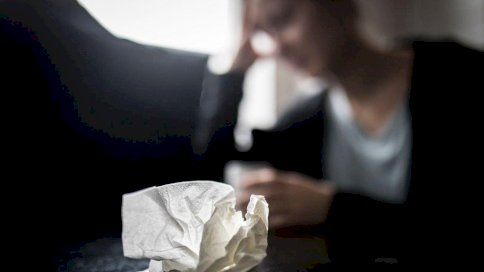 منديل ورقي مستخدَم على طاولة أمام شخص - Getty Images