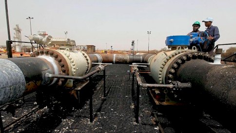 طاقم إصلاح سوداني يعمل في منشأة هجليج النفطية، بعد أن استأنف السودان ضخ النفط من الحقل النفطي المتضرر جراء الحرب في 2 مايو/أيار 2012، بعد 12 يومًا من مغادرة قوات جنوب السودان المحتلة للمنطقة. - AFP via Getty Images