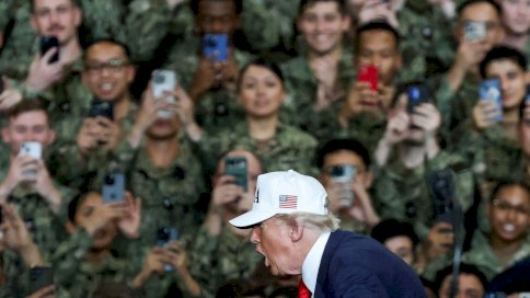 الرئيس الأمريكي دونالد ترامب خلال زيارته لقاعدة يوكوسوكا التابعة للبحرية الأمريكية في يوكوسوكا، اليابان، في 28 أكتوبر/تشرين الأول 2025. - Reuters