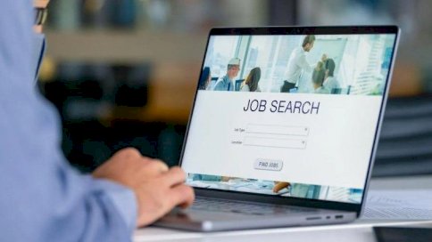 شخص يبحث عن وظيفة عبر الإنترنت - Getty Images