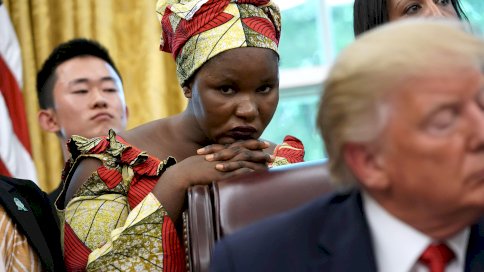 إستير بيتروس، ناجية من 