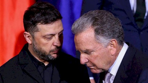 الرئيس الأوكراني فولوديمير زيلينسكي (يسار) والمبعوث الأمريكي الخاص ستيف ويتكوف يتحدثان. زيلنسكي يرتدي قميصاً أسود وجاكيت بنفس اللون، بينما يرتدي ويتكوف بدلة رسمية تبدو سوداء مع قميص أبيض وربطة عنق تبدو باللونين الفضي والأسود. - AFP via Getty Images