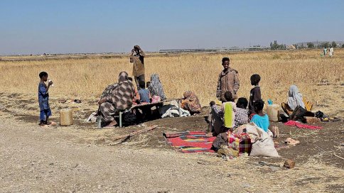  سودانيون نازحون بعد قضاء ليلة في مدينة القضارف شرق السودان. - Getty Images