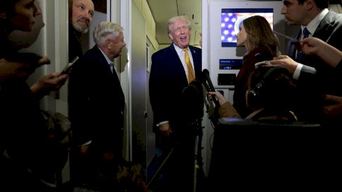الرئيس الأميركي دونالد ترامب يتحدث لصحافيين على متن الطائرة الرئاسية - Reuters