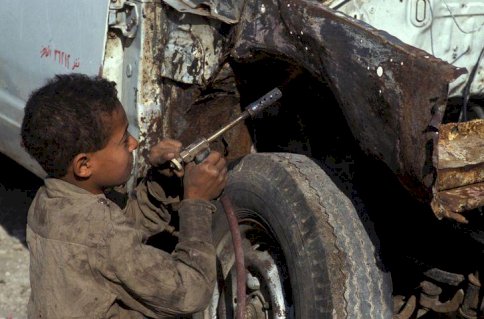 طفل يعمل في تصليح إحدى السيارات في القاهرة. - Getty Images
