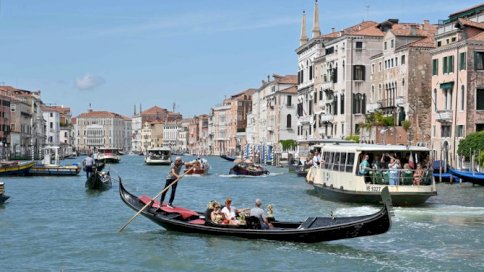 مدينة البندقية الإيطالية تشهد تدفقاً سياحياً كبيراً طوال الوقت