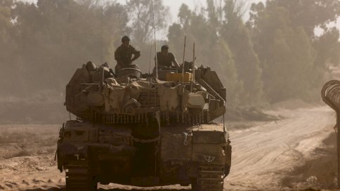 جنود إسرائيليون يجلسون على ظهر دبابة أثناء تحركها على الحدود مع غزة... بجنوب إسرائيل في 5 تشرين الثاني (نوفمبر) 2023 وسط المعارك المستمرة بين إسرائيل وحركة 