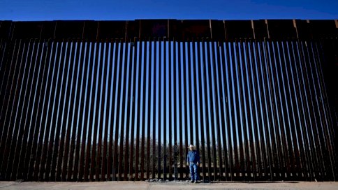 المزارع الأميركي جون لاد أما الجدار الحدودي بيم الولايات المتحدة والمكسيك بالقرب من بالوميناس في ولاية أريزونا الأميركية في 17 نيسان (ابريل) 2024 
