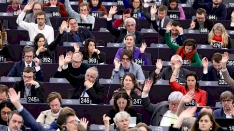 أعضاء في البرلمان الأوروبي يصوّتون خلال جلسة عامة في ستراسبورغ في 23 نيسان/أبريل 2024 أعضاء في البرلمان الأوروبي يصوّتون خلال جلسة عامة في ستراسبورغ في 23 نيسان (أبريل) 2024 