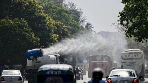 صهريج تابع لشركة مدينة دكا الشمالية يرش المياه على طول طريق مزدحم لخفض درجات الحرارة خلال موجة حر في دكا عاصمة بنغلادش في 27 نيسان (أبريل) 2024 