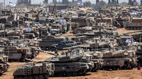 دبابات إسرائيلية وعربات مدرعة في جنوب إسرائيل قبالة الحدود مع قطاع غزة، 9 أيار (مايو) 2024. 