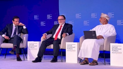  مستشار رئيس الوزراء للشؤون الخارجية فرهاد علاء الدين خلال جلسة في منتدى قطر الاقتصادي