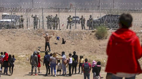مهاجرون يحاولون الدخول إلى الولايات المتحدة عند الحدود المكسيكية في سيوداد خواريز في 13 أيار/مايو 2024 مهاجرون يحاولون الدخول إلى الولايات المتحدة عند الحدود المكسيكية في سيوداد خواريز في 13 أيار (مايو) 2024 