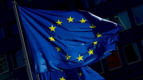 علم الاتحاد الاوروبي أمام مقر المفوضية في بروكسل في 11 أيار/مايو 2022 علم الاتحاد الاوروبي أمام مقر المفوضية في بروكسل في 11 أيار (مايو) 2022 