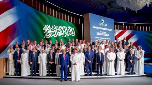  الأمير محمد بن سلمان والرئيس ترامب في صورة جماعية مع المستثمرين من الجانبين