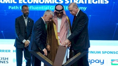 عبدالله صالح كامل يقدم نسخة رمزية من باب الكعبة إلى أردوغان، تقديرًا للرعاية الرسمية والدعم الرئاسي
