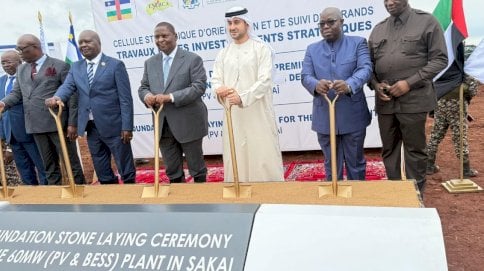 رئيس جمهورية أفريقيا الوسطى ، فوستان أرشانج تواديرا، لدى وضعه حجر الأساس لمشروع “حقل ساكاي للطاقة الشمسية” في بانغي