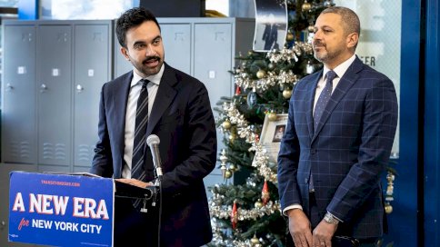 شريف سليمان (يمين) وفي الإطار عمدة نيويورك عاصم ممداني