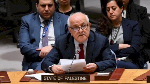السفير الفلسطيني لدى الأمم المتحدة رياض منصور يتحدث خلال اجتماع لمجلس الأمن التابع للأمم المتحدة بشأن غزة في مقر الأمم المتحدة في نيويورك