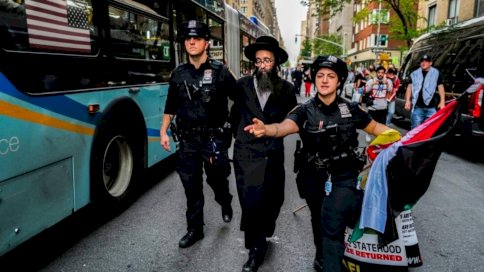 عناصر الشرطة توقف متظاهرا يهوديا مؤيدا للفلسطينيين في محيط متحف متروبوليتان في نيويورك بتاريخ السادس من أيار/مايو 2024 عناصر الشرطة توقف متظاهرا يهوديا مؤيدا للفلسطينيين في محيط متحف متروبوليتان في نيويورك بتاريخ السادس من أيار (مايو) 2024 