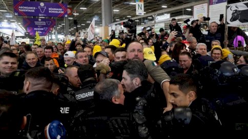 مزارعون فرنسيون يتشاجرون مع رجال الدرك (الأسفل) خلال احتجاج المزارعين في مركز معارض بورت فرساي، قبل افتتاح المعرض الزراعي الدولي الستين (صالون الزراعة)، في باريس، في 24 شباط (فبراير) 2024.