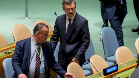 وزير الخارجية الأوكراني دميترو كوليبا (وسط) لدى وصوله إلى الجمعية العامة للأمم المتحدة في نيويورك في 23 شباط (فبراير) 2024 