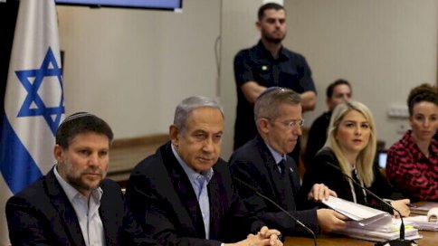 رئيس الوزراء بنيامين نتانياهو (الثاني من اليسار) يترأس الجلسة الأسبوعية لمجلس الوزراء في وزارة الدفاع في تل أبيب، 7 كانون الثاني (يناير) 2024